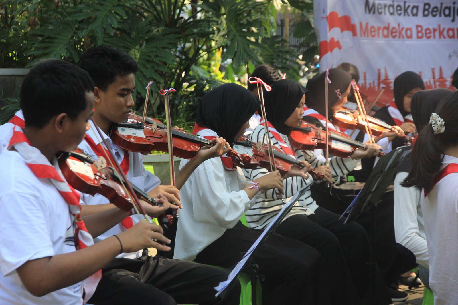 Alunan Biola Murid Al Ma’mur di Taman Suropati